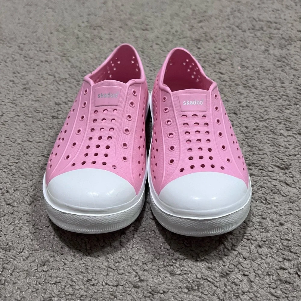 NWT Skadoo shoes